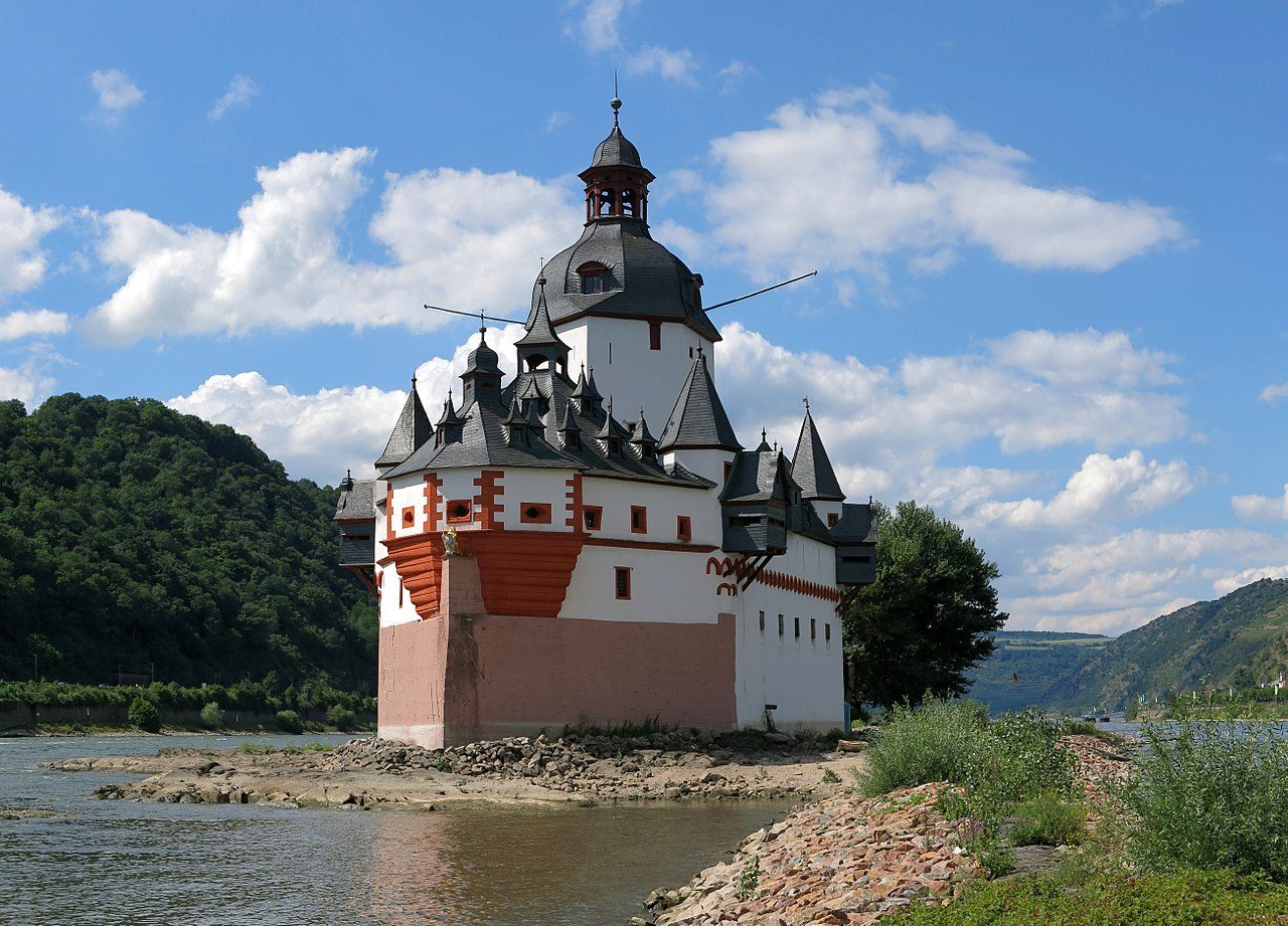 Die Burg Pfalzgrafenstein auf einer Felseninsel im Rhein bei blauem Himmel