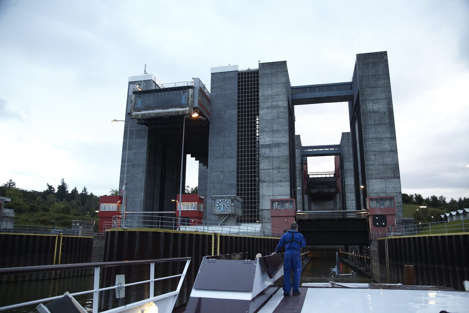 Das Schiffshebewerk Scharnebeck mit seinen Betontürmen, davor ein Mann auf dem Schiff