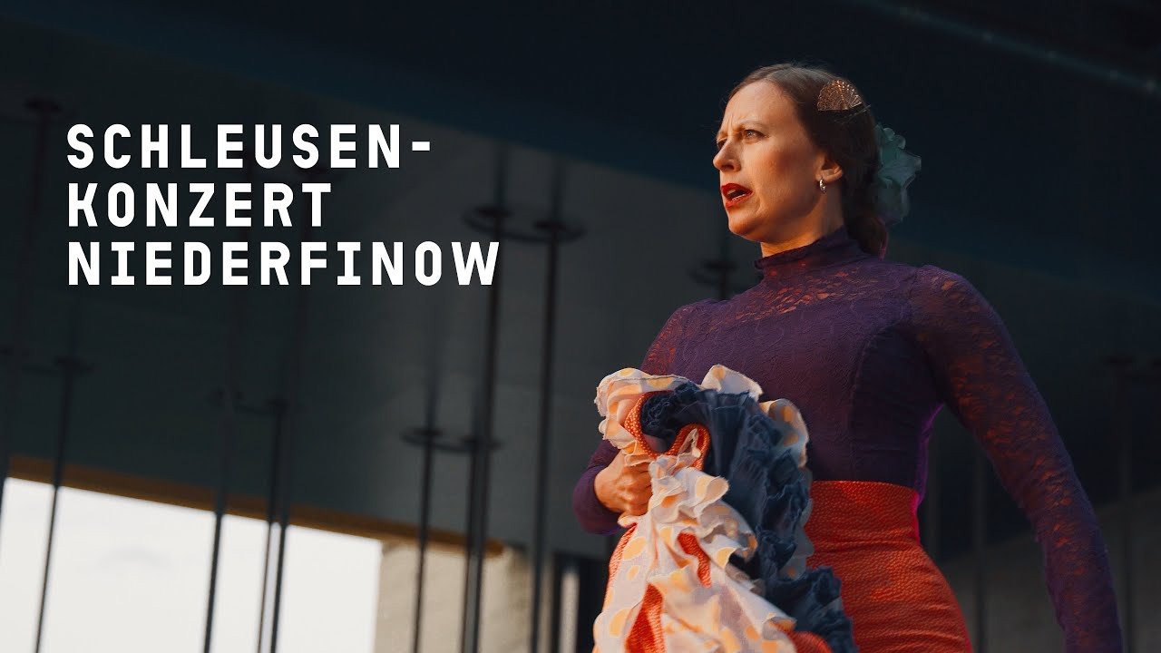 Flamenco-Tänzerin vor den Stahlseilen des Schiffshebewerks